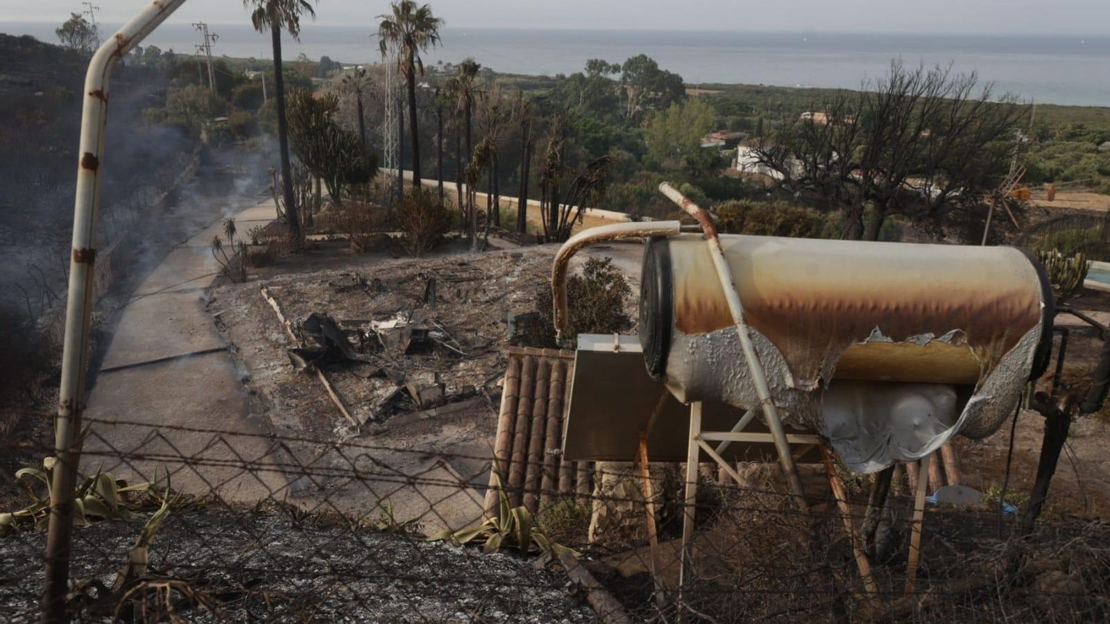 Instalaciones afectadas en un recinto turístico de Tarifa.