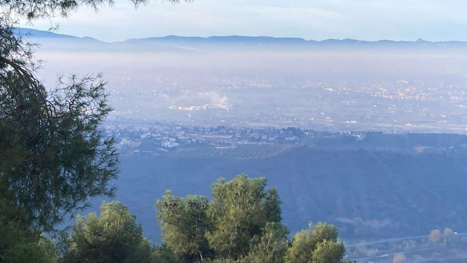 La boina de contaminación sobre Granada es visible desde muchas zonas altas de la provincia La boina de contaminación sobre Granada es visible desde muchas zonas altas de la provincia