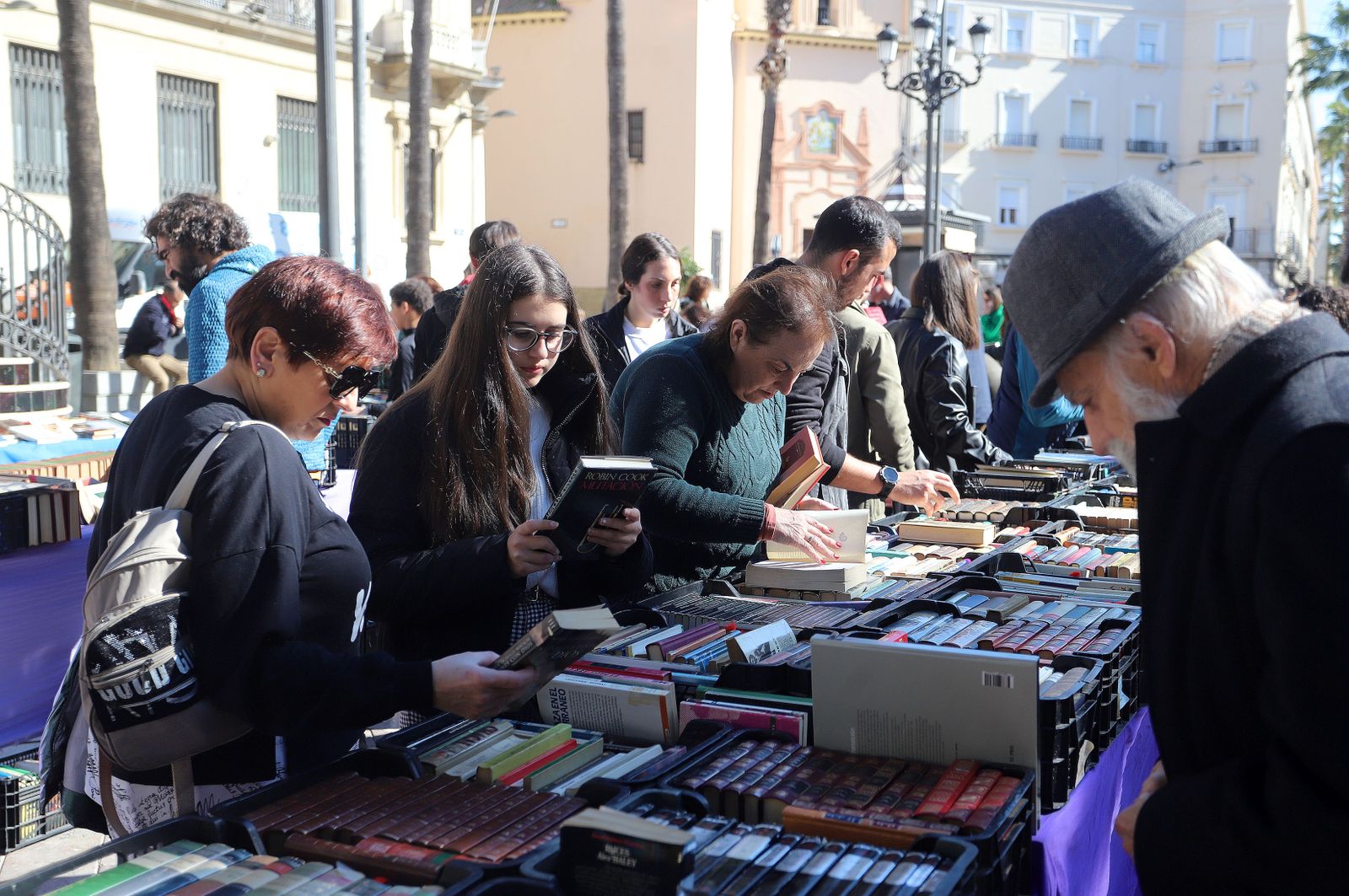 Imágenes del mercadillo de Ayre Solidario en la Plaza de las Monjas