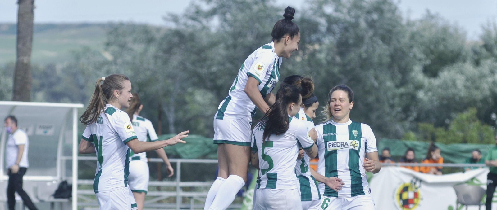 María Avilés festeja su gol al Valencia B con Yanire, Vénica, Wifi y Yanire Ruiz.