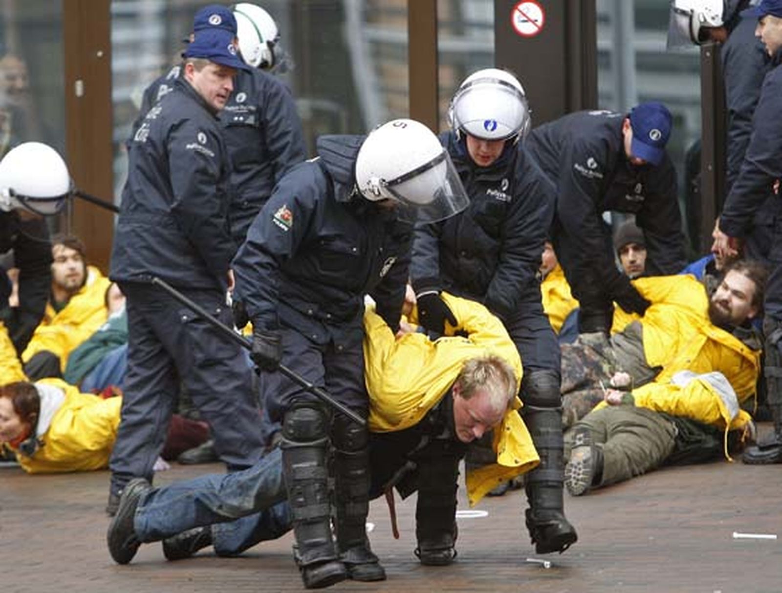 Desalojados los activistas de Greenpeace que bloqueaban el Consejo de la UE