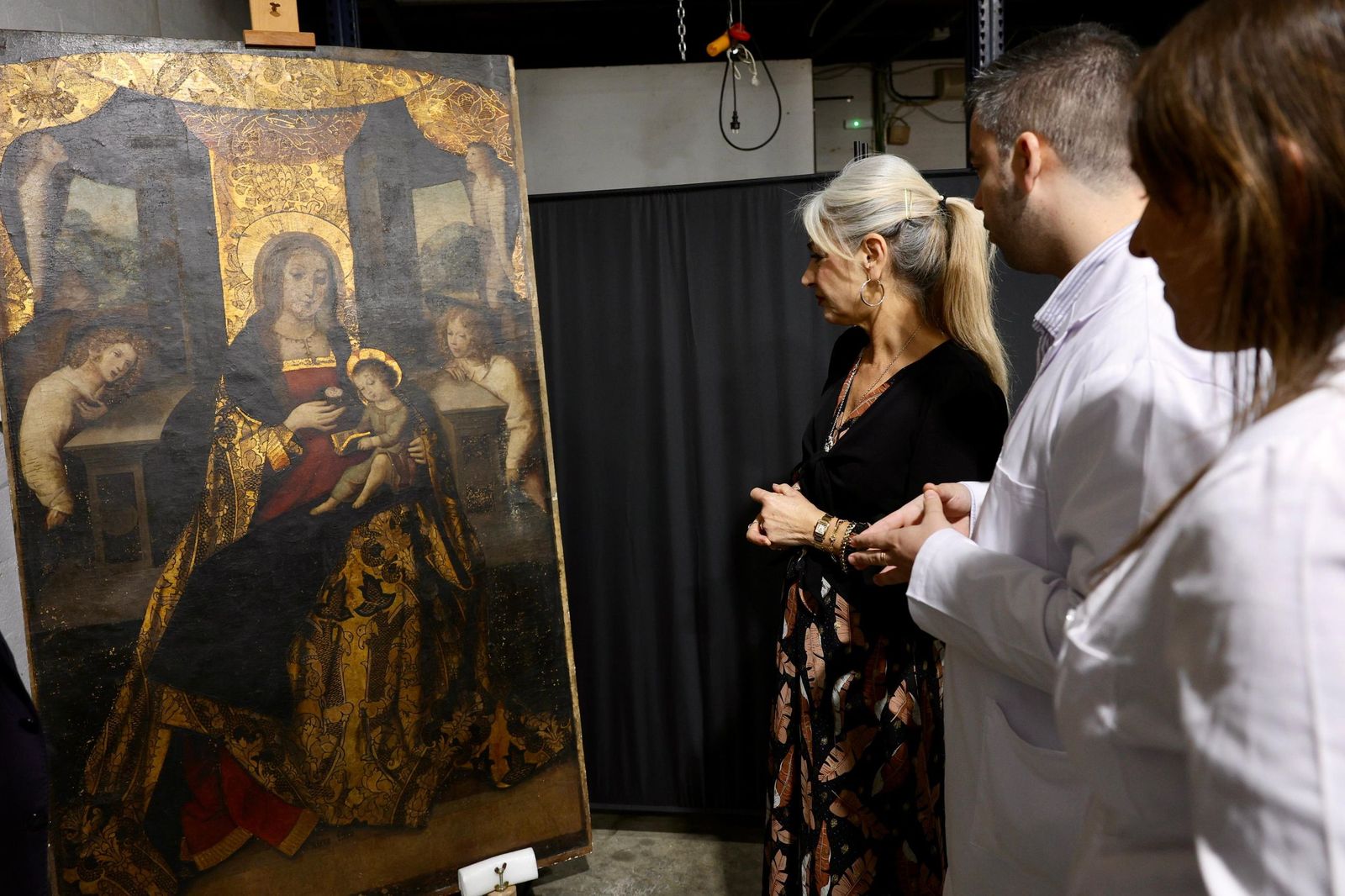 Patricia del Pozo durante la visita al taller Musae Restauración.