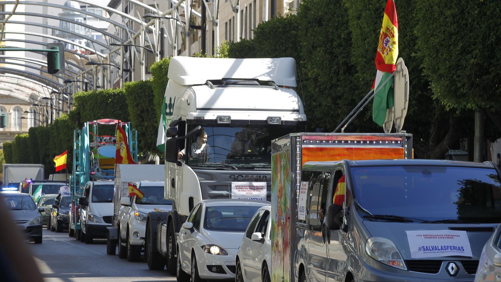 La caravana por el Paseo de Almería