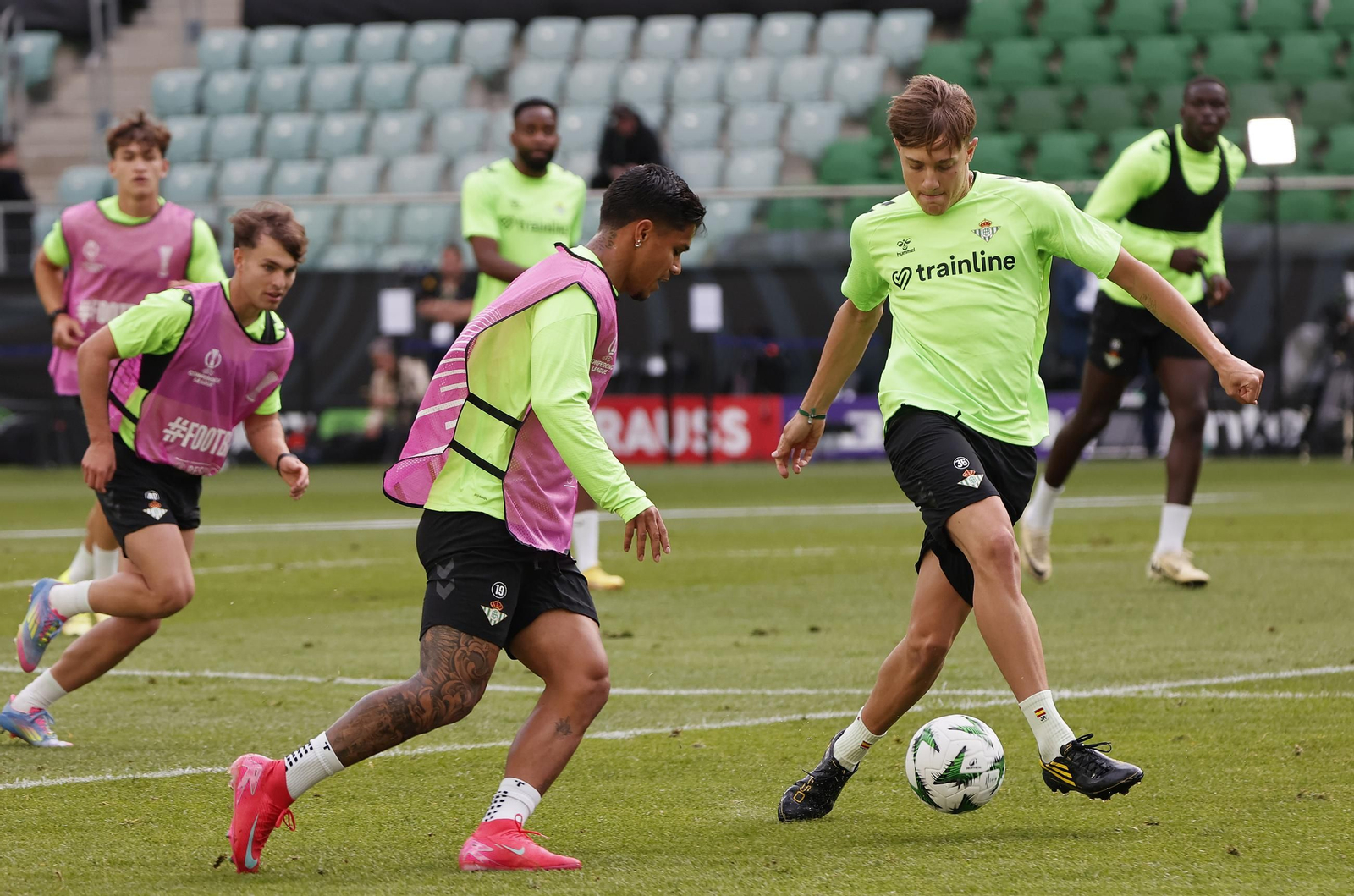 Las imágenes del entrenamiento del Betis en el Wroclaw Stadium Arena de Brestlavia