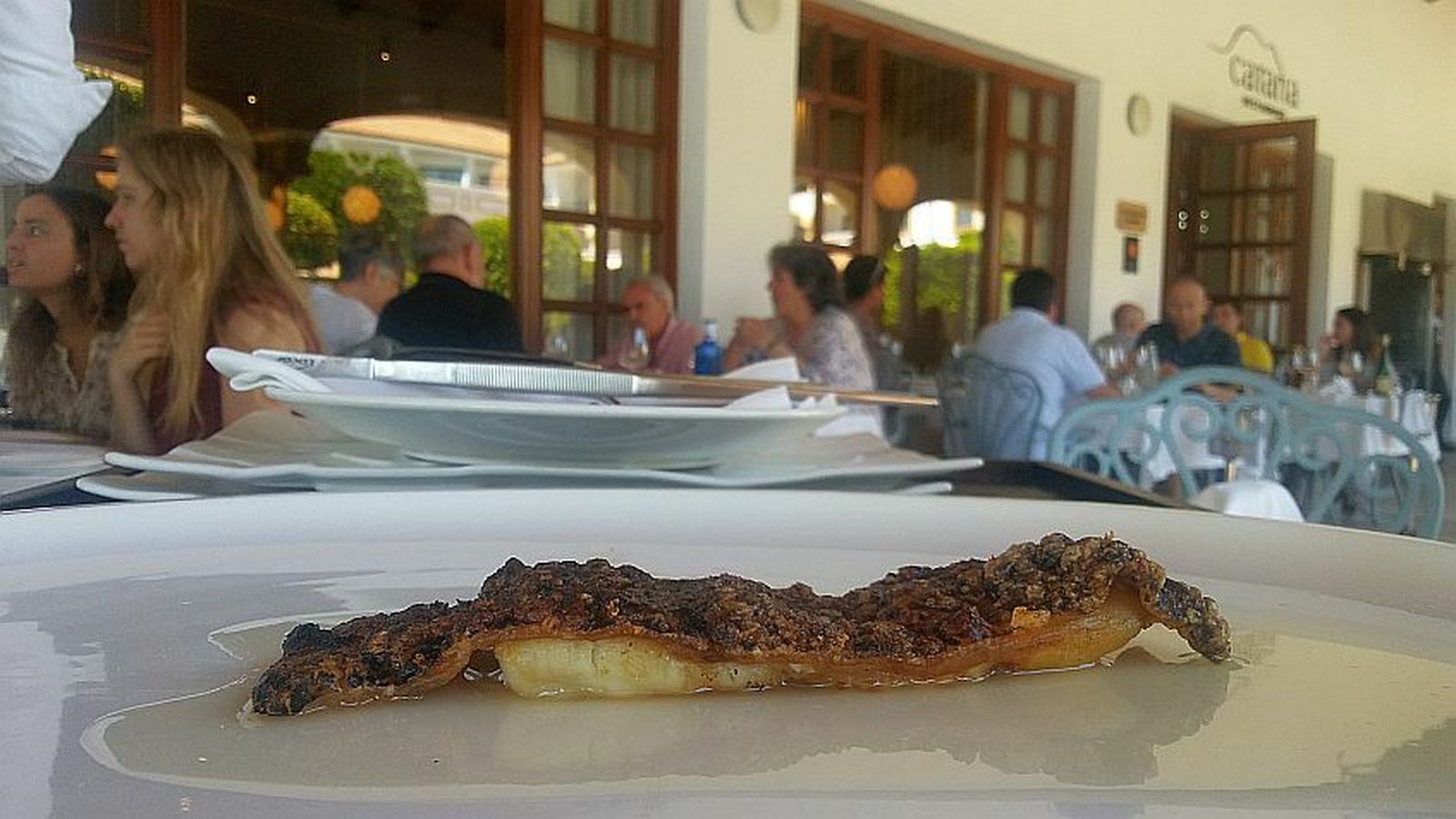 La terraza de Cataria. En primer plano el plato de morena