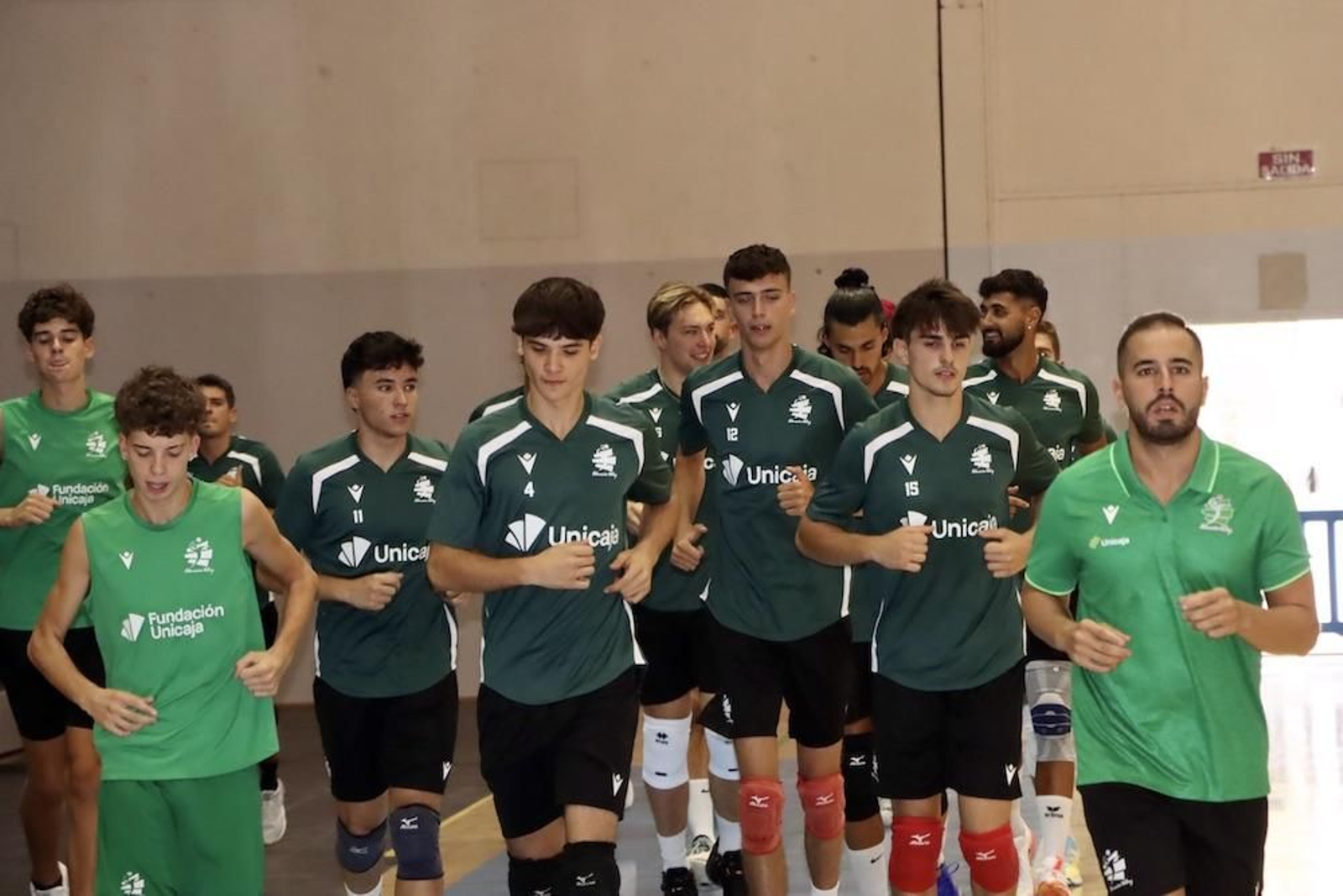 Los jugadores del conjunto ahorrador realizan carrera continua durante la primera sesión de pretemporada.