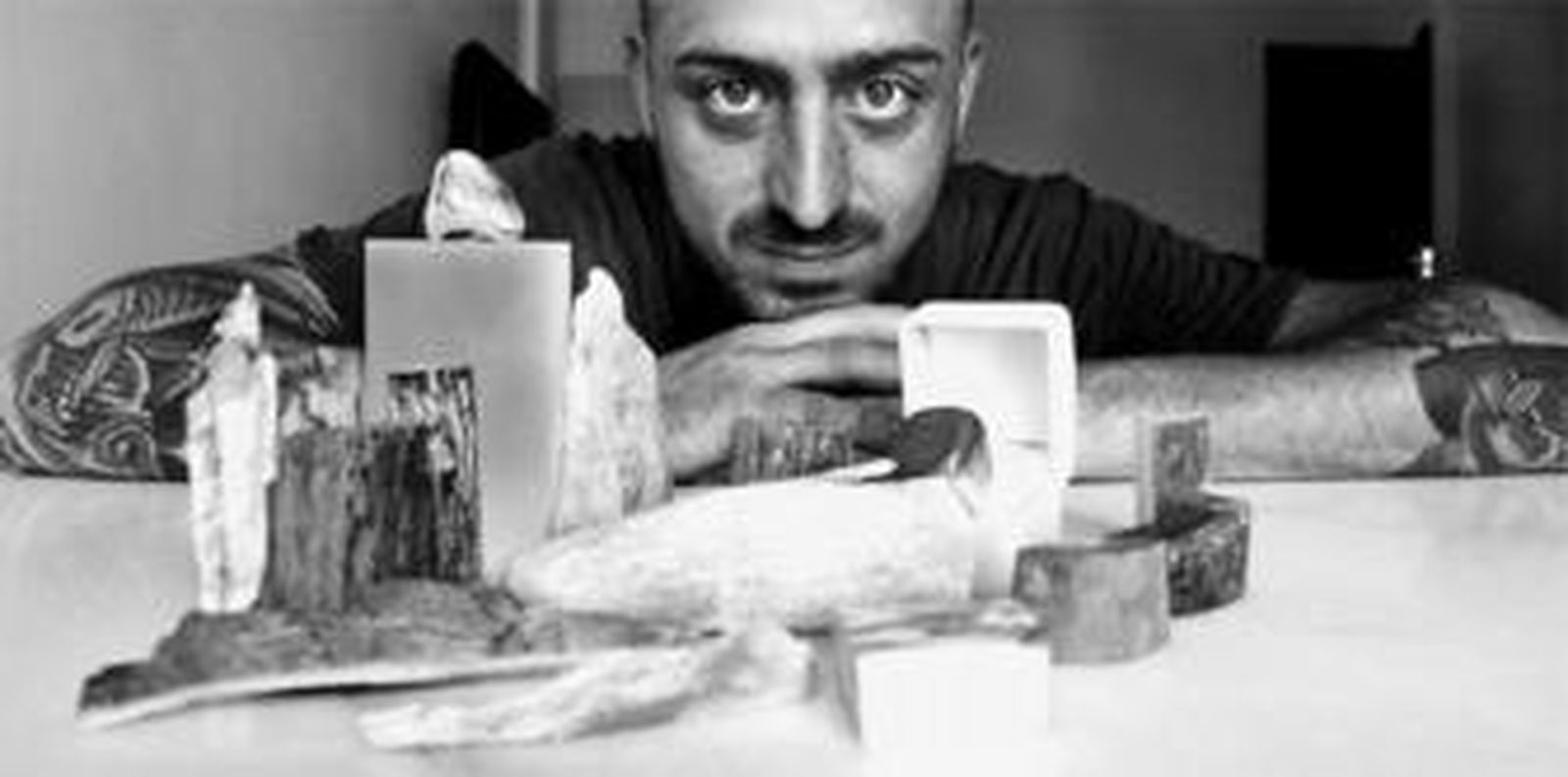 1. Álex Moreno muestra los fósiles y huesos al natural y antes de pasar por sus manos. Luego quedan como en los tres anillos que se muestran en la imagen situada justo abajo, donde se combinan las maderas con las piedras semipreciosas. 2. Álex pule una pieza de ébano de Madagascar en su taller de Pedregalejo. 3. Las monturas, justo después de salir de la fundición.