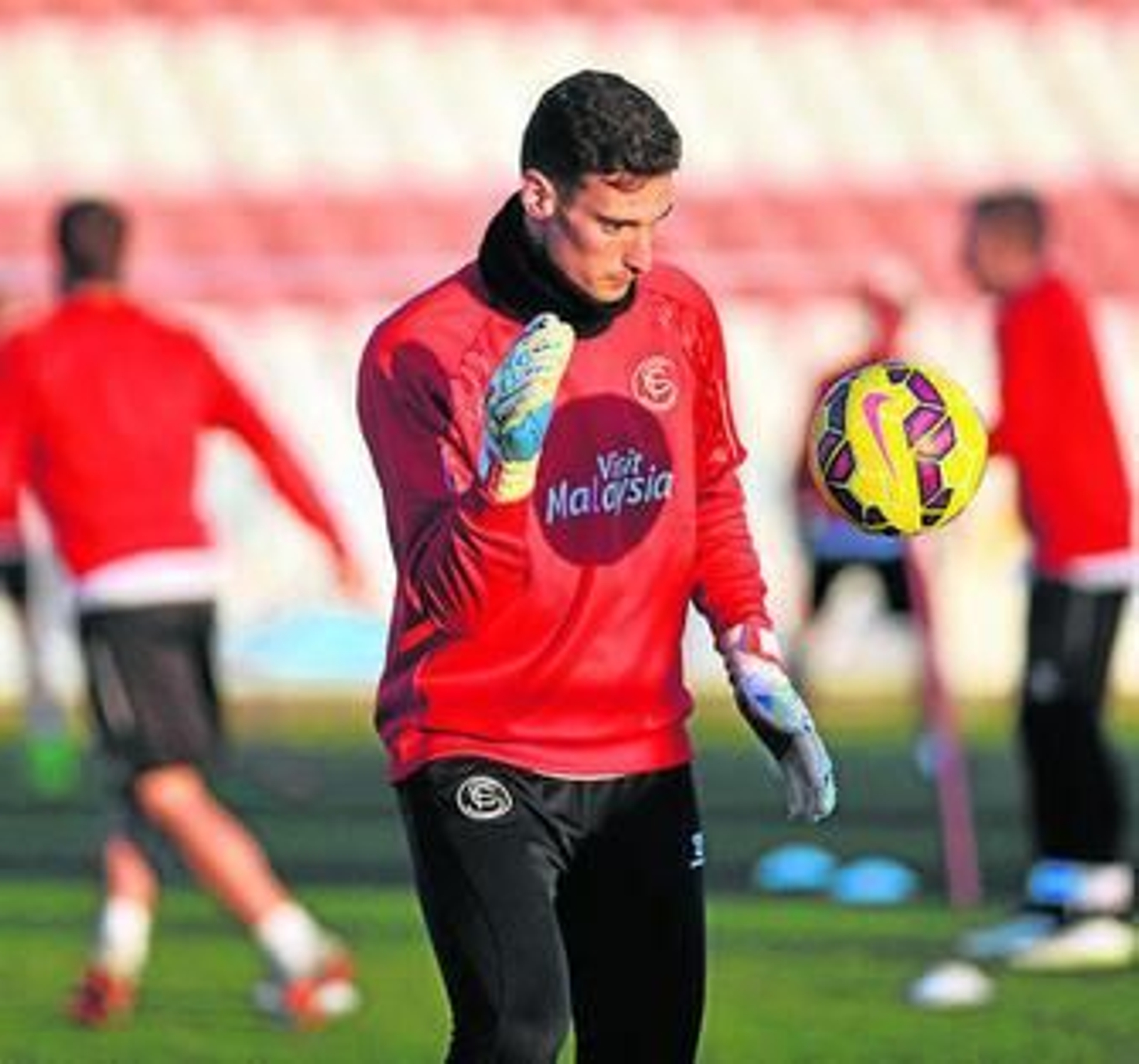 Sergio Rico realiza ejercicios de calentamiento.