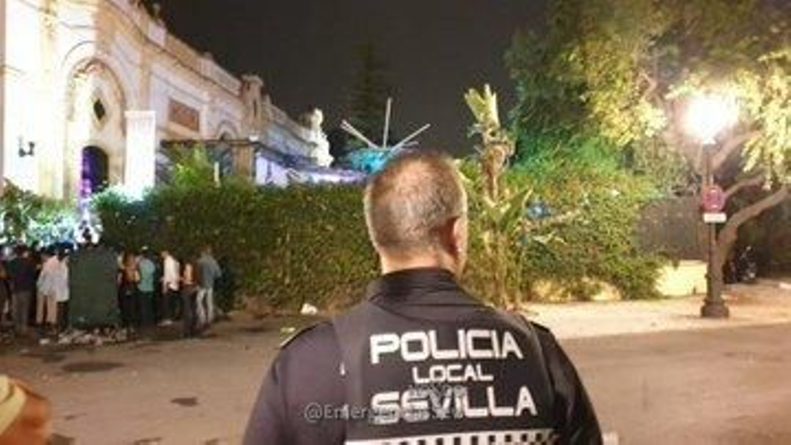 Un policía, en un dispositivo contra la 'botellona' en la zona del Lope de Vega.