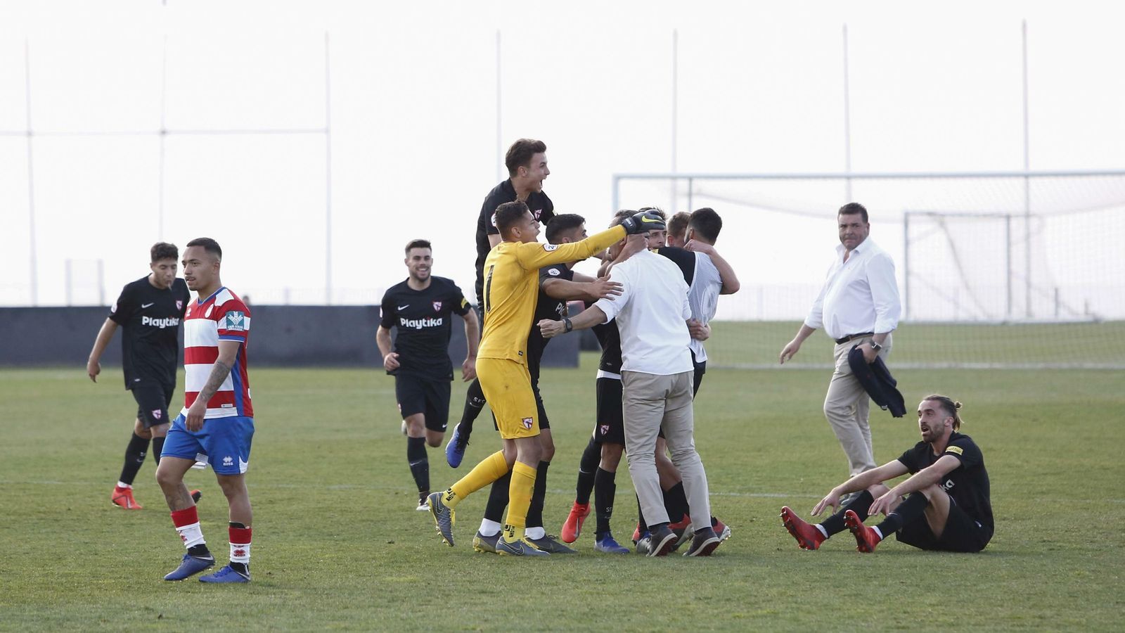 Los visitantes celebraron la victoria por todo lo alto.