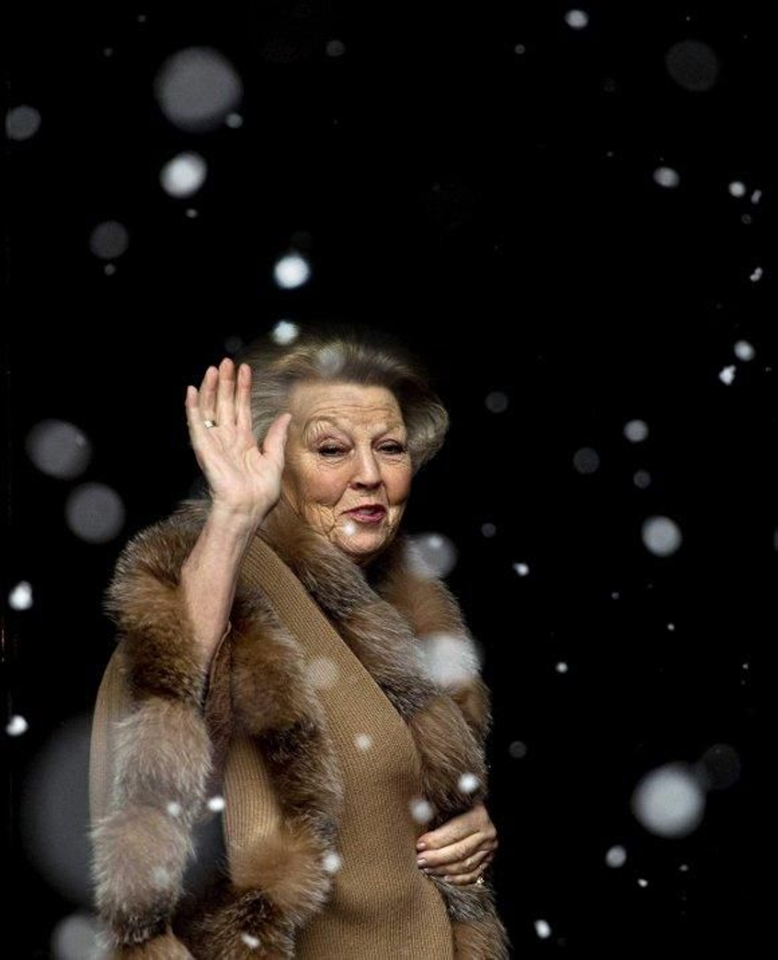 La reina Beatriz de Holanda anuncia su abdicación en favor del príncipe Guillermo