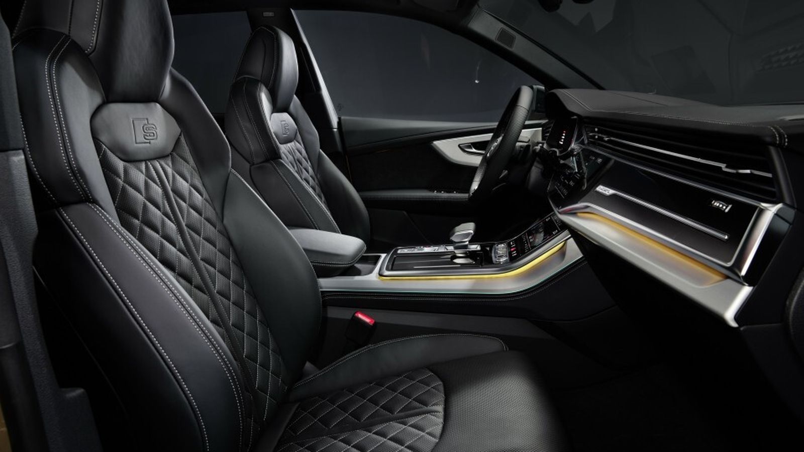 Los asientos tienen ahora costuras en contraste de color gris. Son de formas deportivas en toda la gama.