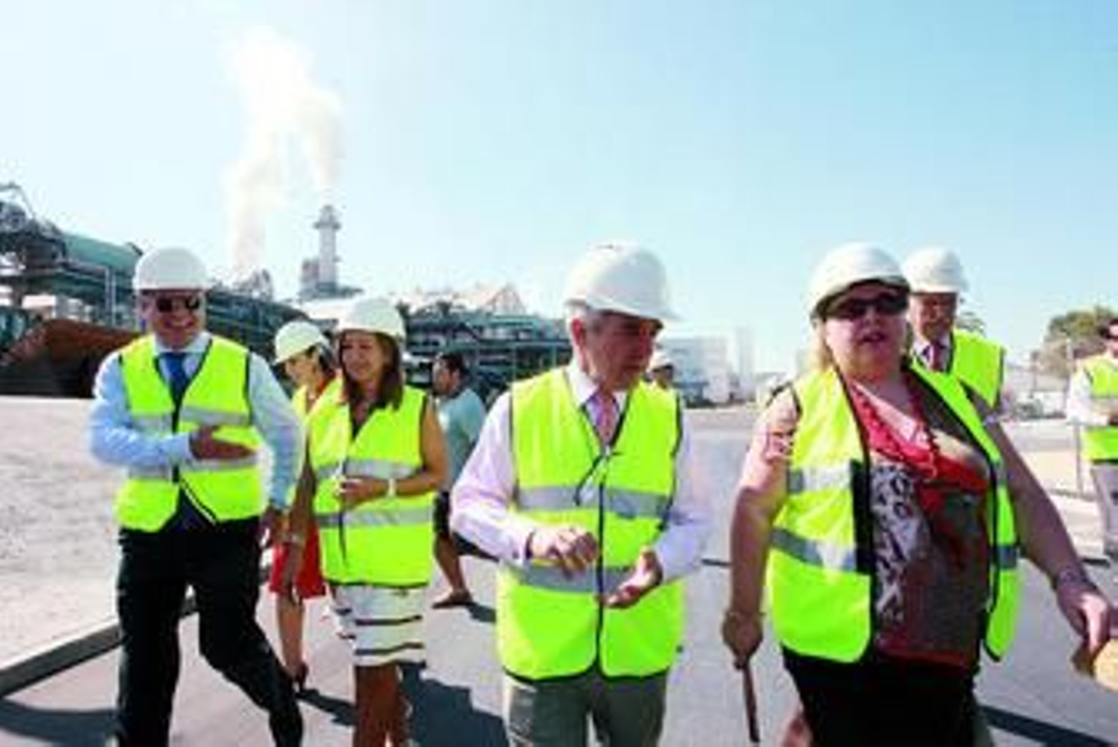Clara Aguilera (d), durante la visita que realizó ayer a Jerez.