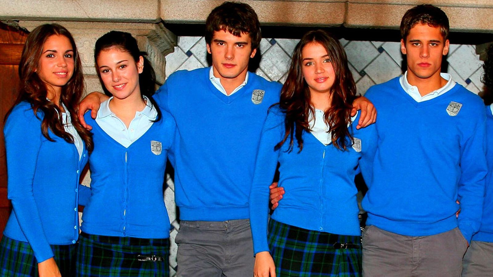 Ana (segunda por la dcha.) con el resto de actores de 'El internado', entre los que están Martiño Rivas, Yon González, Blanca Suárez y Elena Furiase.