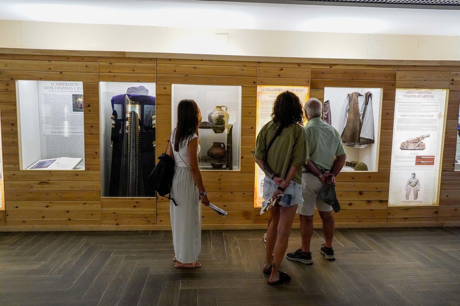 Imágenes de la visita guiada para dar a conocer las reformas realizadas en el Muelle de las Carabelas y su entorno