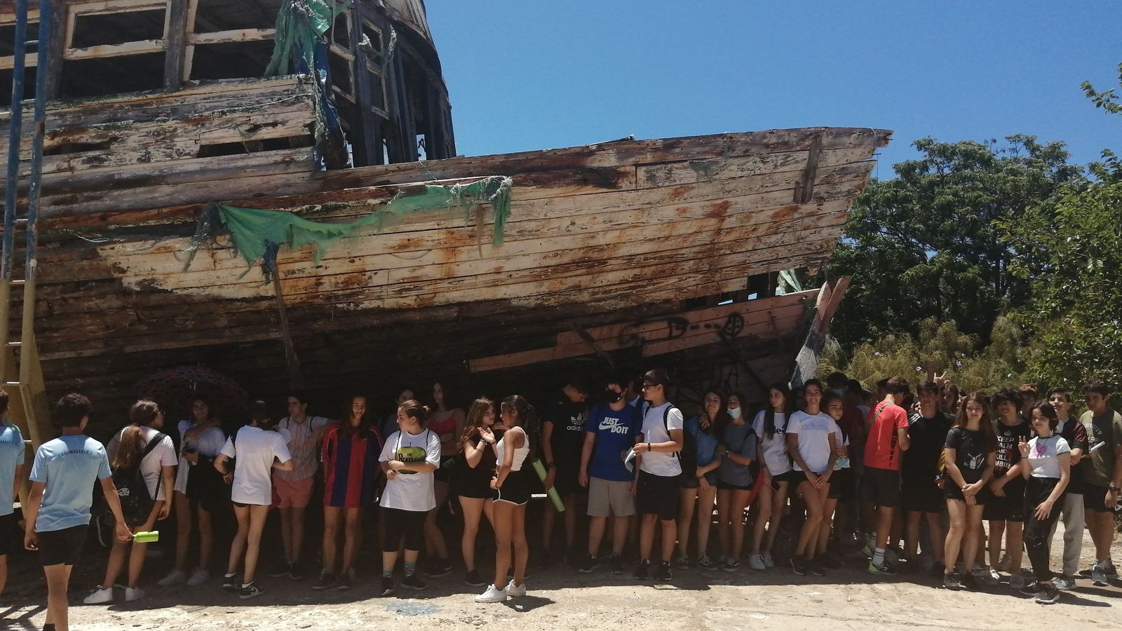 Los estudiantes, ante los restos del Vapor Adriano III.