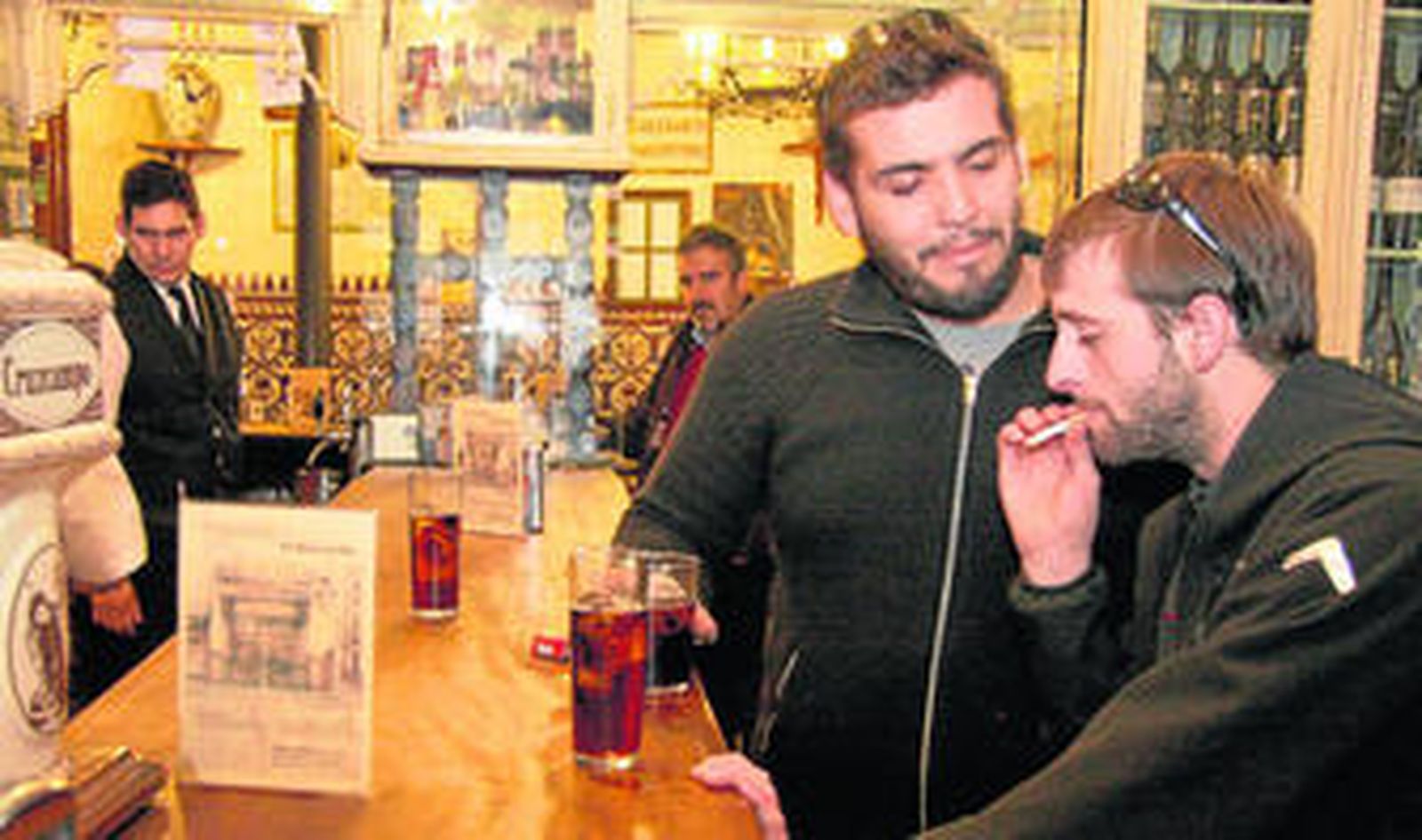 Zona habilitada para fumadores en la taberna del Rinconcillo tras la orden de 2006.