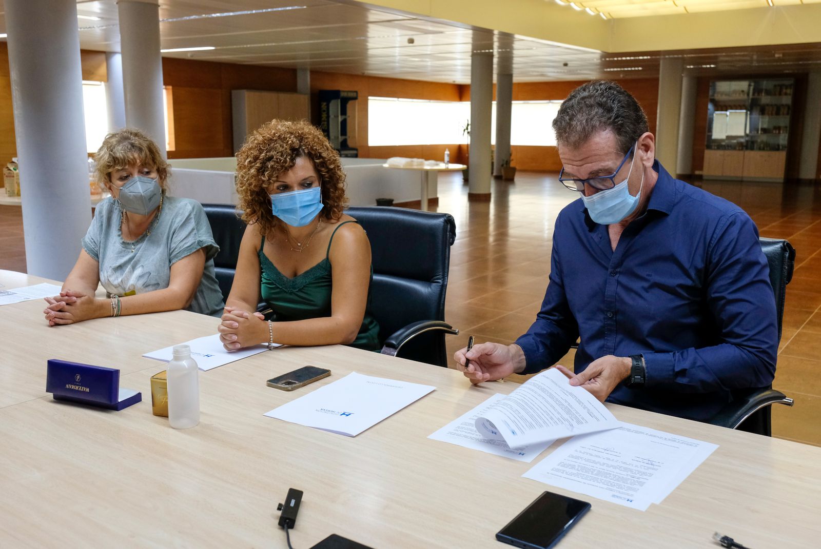 Maria Eugenia Limón y J. García Carrión firmando el acuerdo de colaboración entre la Diputación de Huelva y Don Simón