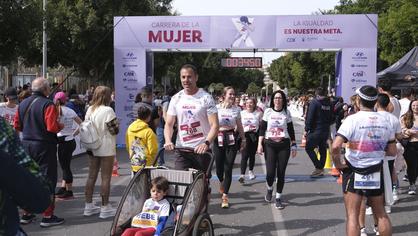 Imágenes de la Carrera de la Mujer 2023 en Almería