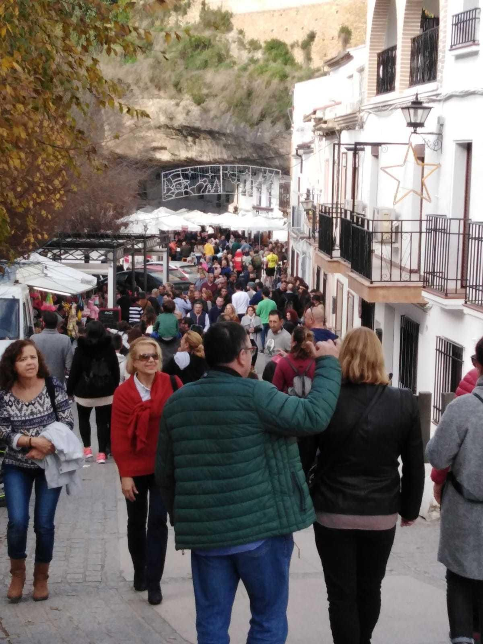 Una de las Una de las calles de Setenil, abarrotada de gente durante este puente