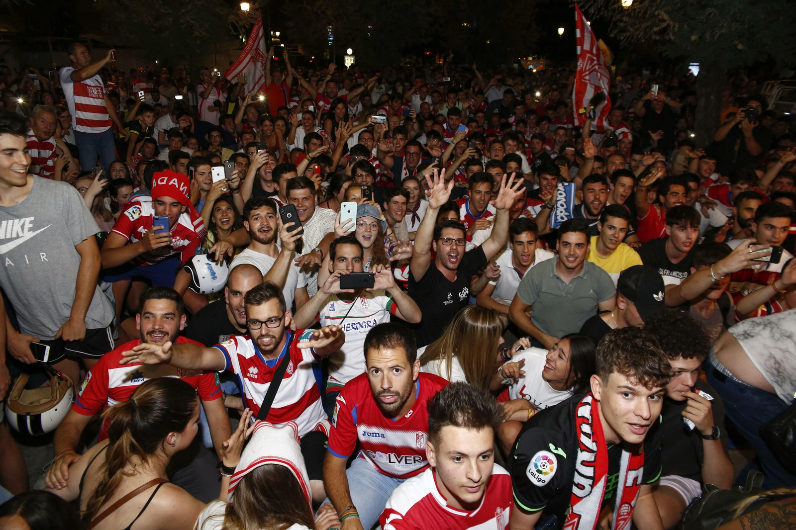 Las mejores imágenes de cómo Granada celebró el ascenso en la Fuente de las Batallas