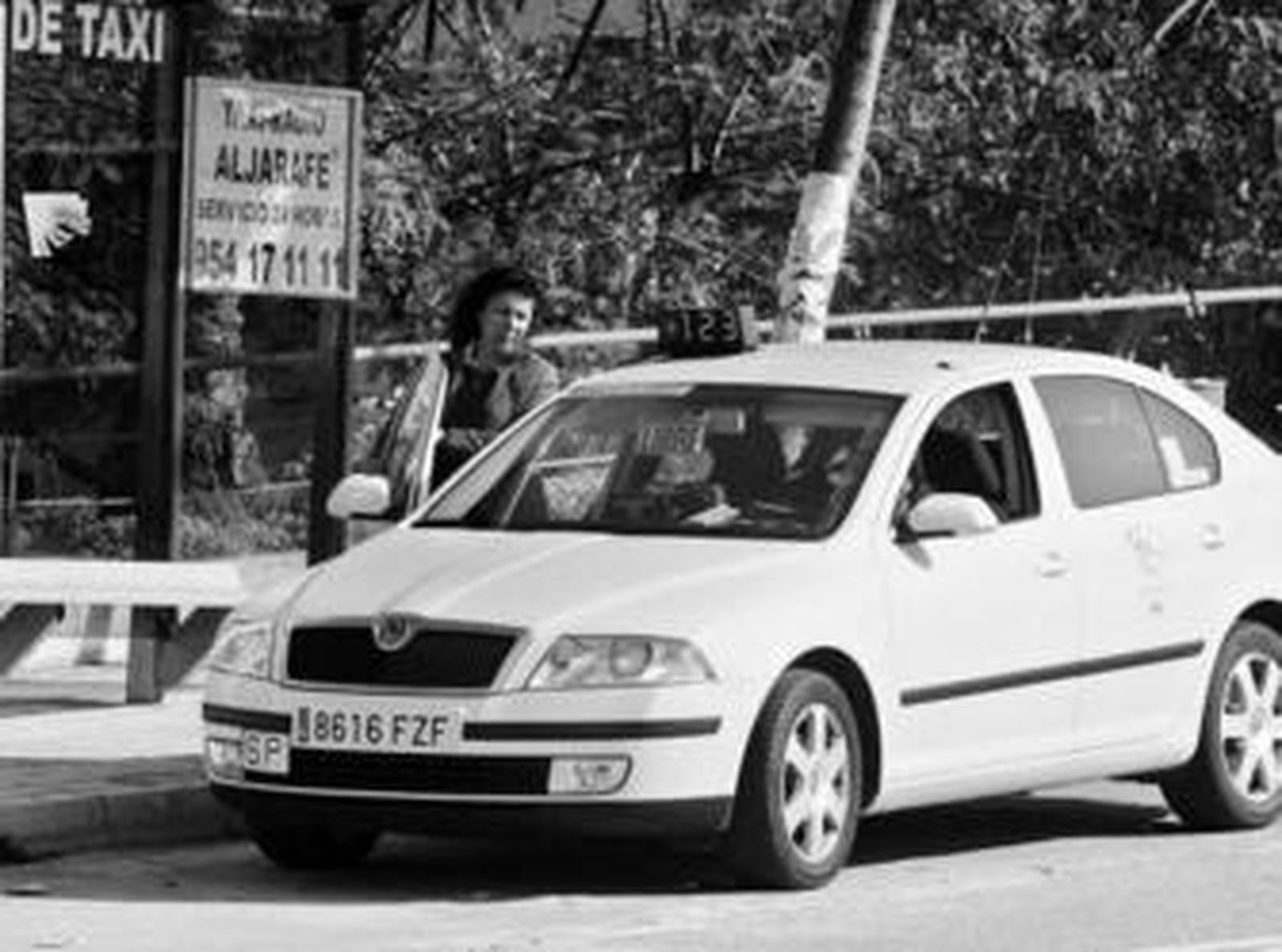 Una usuaria sube a un vehículo de los 135 que integran el área de prestación conjunta del Aljarafe.