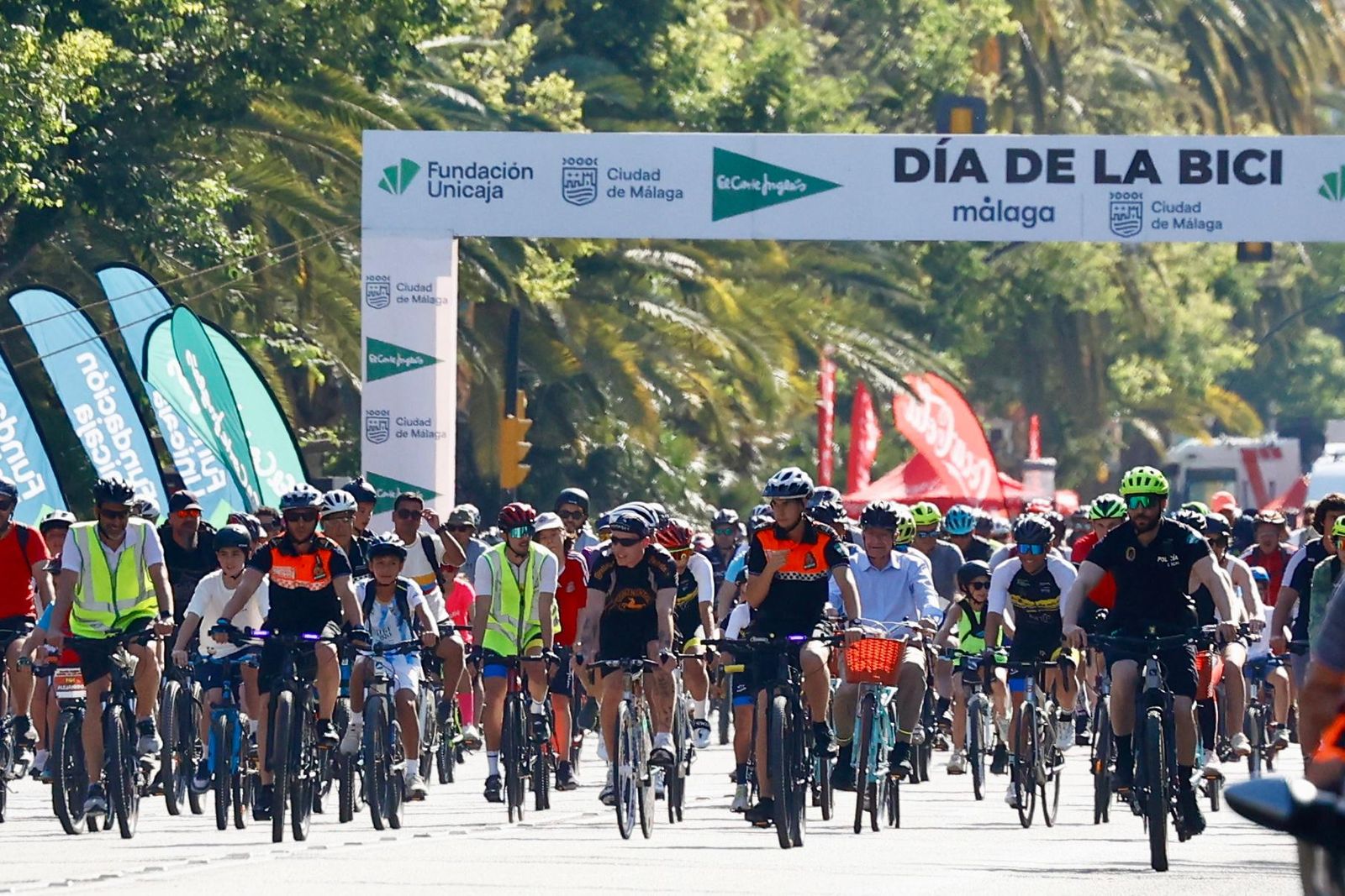 Cientos de ciclistas toman Málaga en el Día de la Bici, en imágenes