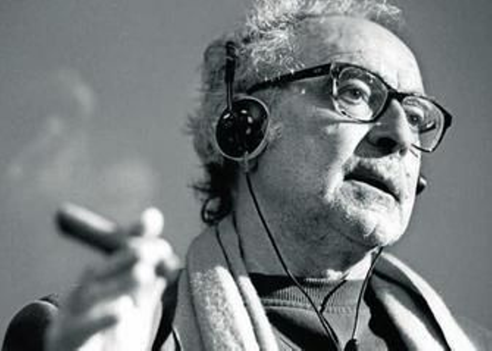 El maestro inquieto. A sus 84 años, Jean-Luc Godard propone en 'Adiós al lenguaje' una experiencia poética y sensorial apoyándose en las técnicas de 3D. Debajo, sobre estas líneas, un par de imágenes de esa obra.