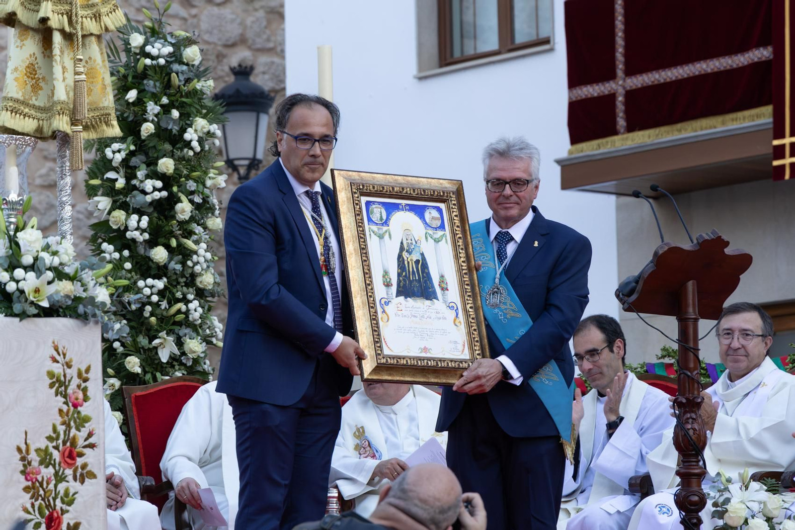 Santa Ana, patrona de Torredelcampo, recibe el bastón de mando como Alcaldesa Perpetua.