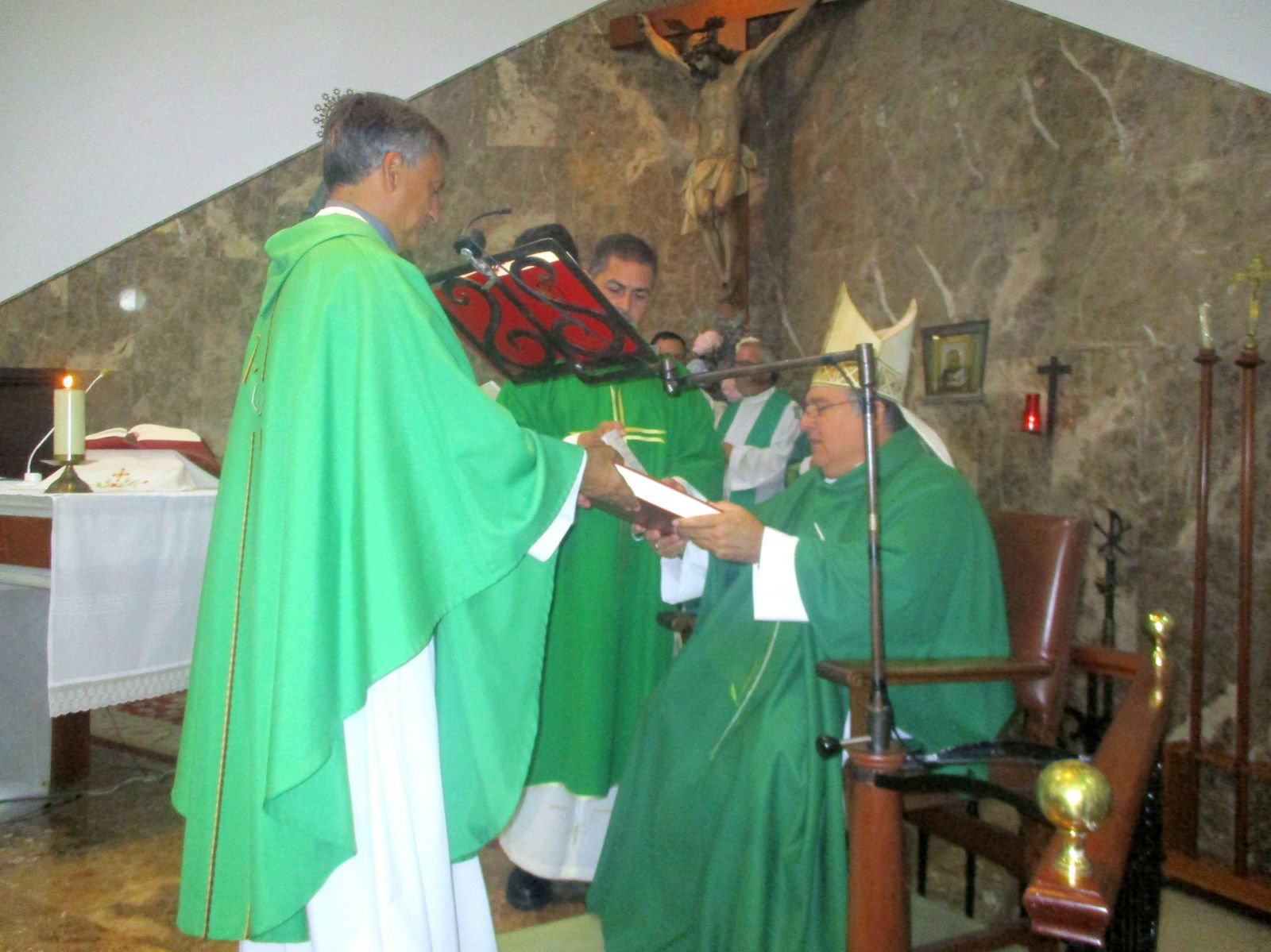 Toma de posesión de Eugenio Romero en La Milagrosa de El Puerto ante el obispo.