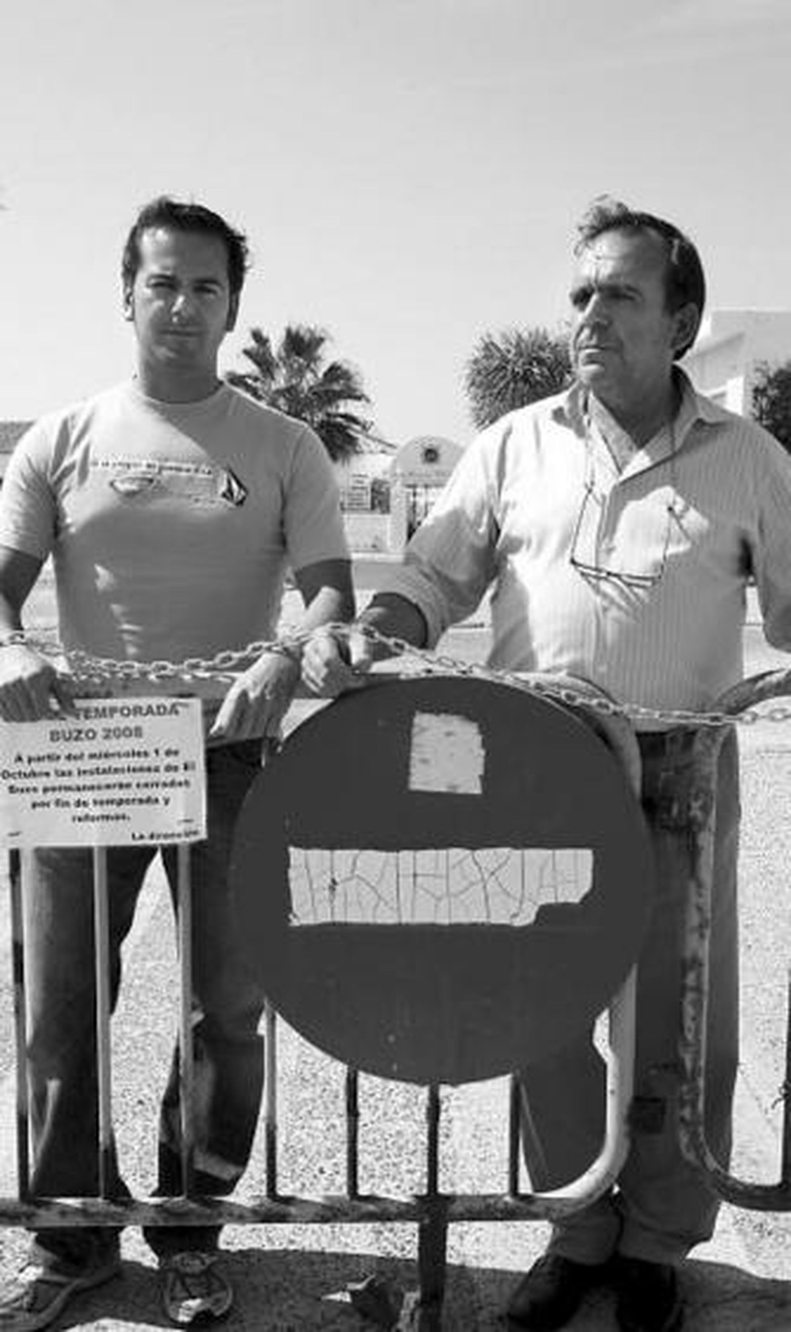 Antonio Barrios y su hijo, ante la valla que rodeaba ayer El Buzo.
