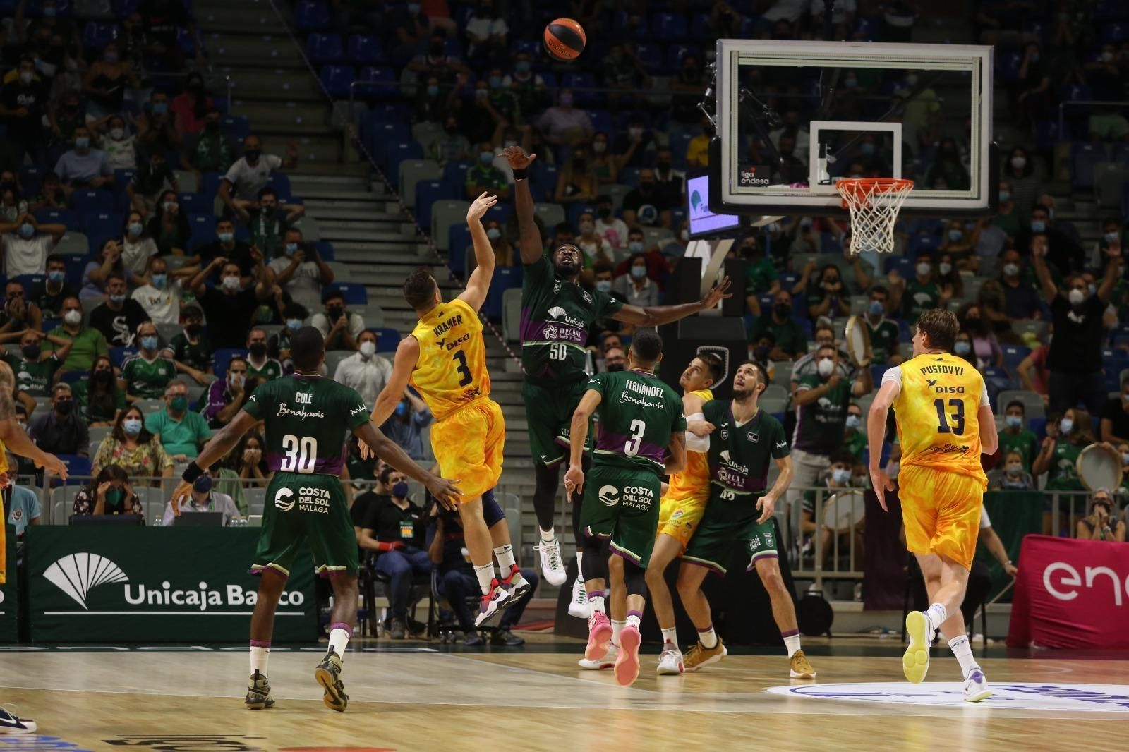 Kramer lanza el balón que daría el partido al Herbalife. Kramer lanza el balón que daría el partido al Herbalife.