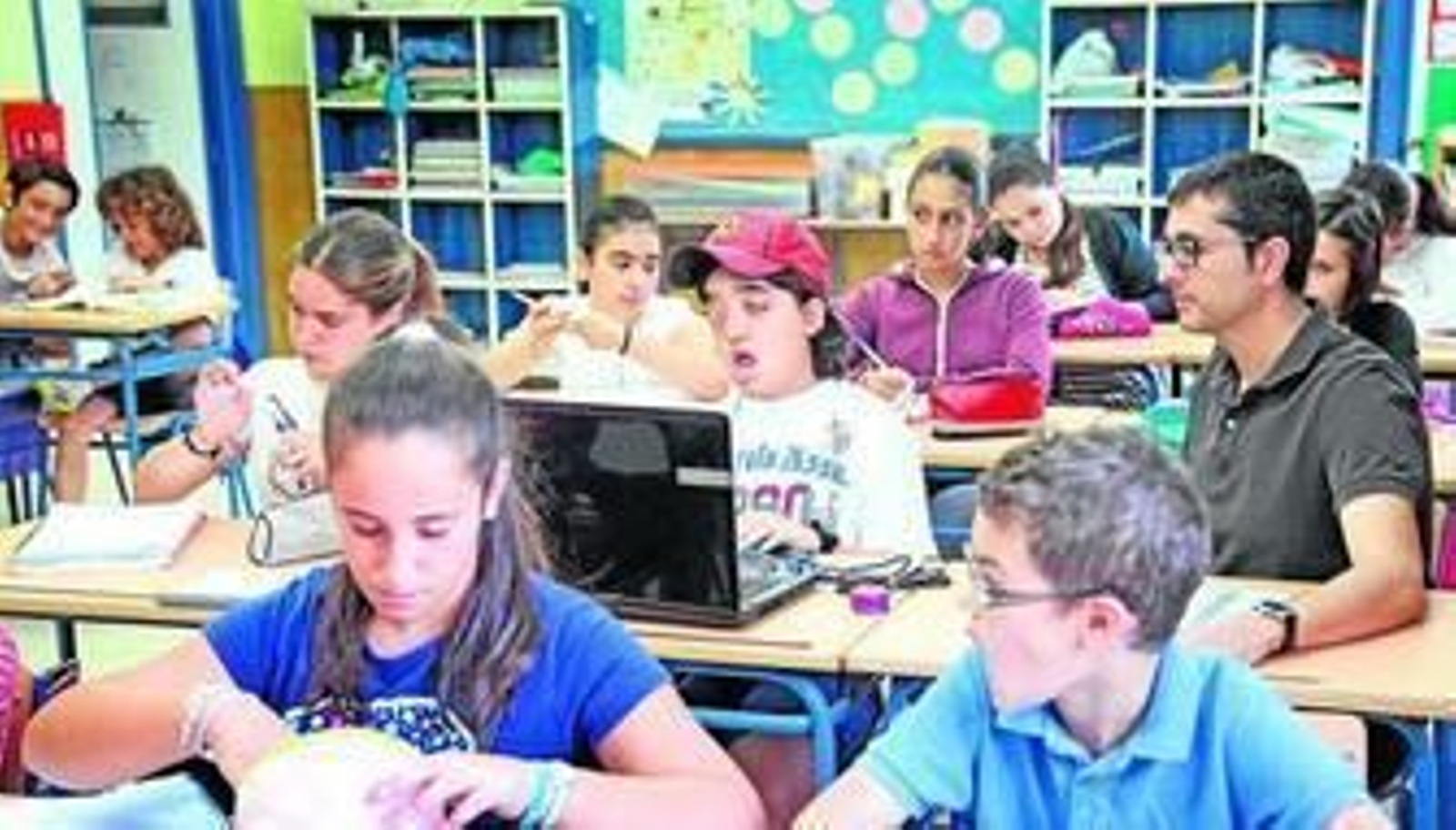 Pablo, junto al mediador de Foaps Jesús Barbosa, hace unos días en el aula de 5º de Primaria del colegio Juventud.