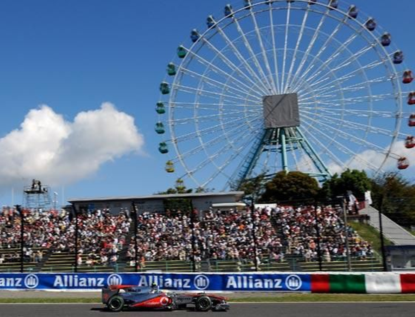 Fernando Alonso logra superar el peor circuito que le quedaba para Ferrari F10 con un tercer puesto detrás de los Red Bull del alemán Sebastian Vettel y del australiano Mark Webber

Foto: efe