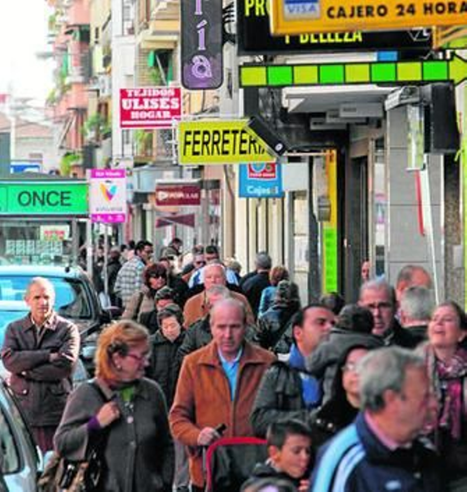 Calle comercial de Córdoba, ciudad donde viven el 49,7% de los cordobeses.