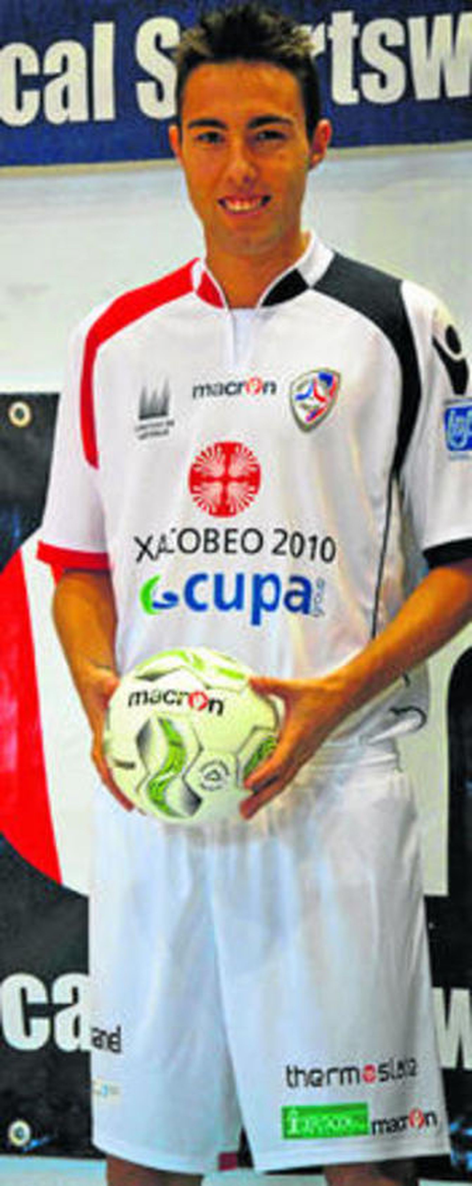 Aicardo, posando con la camiseta de su actual club.