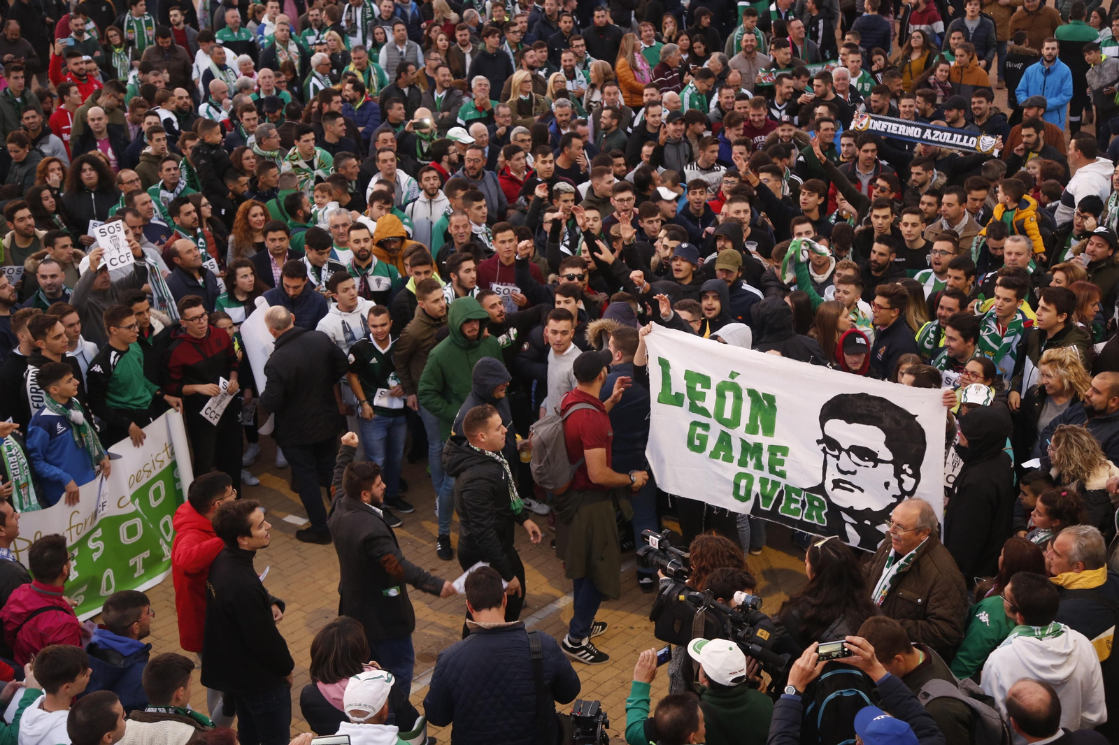 La afición del Córdoba recibe a sus jugadores y clama contra Jesús León