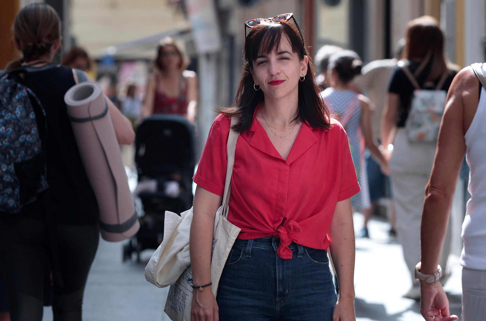 Marta Jiménez Serrano, en los alrededores de la librería Caótica, donde presentó su libro.
