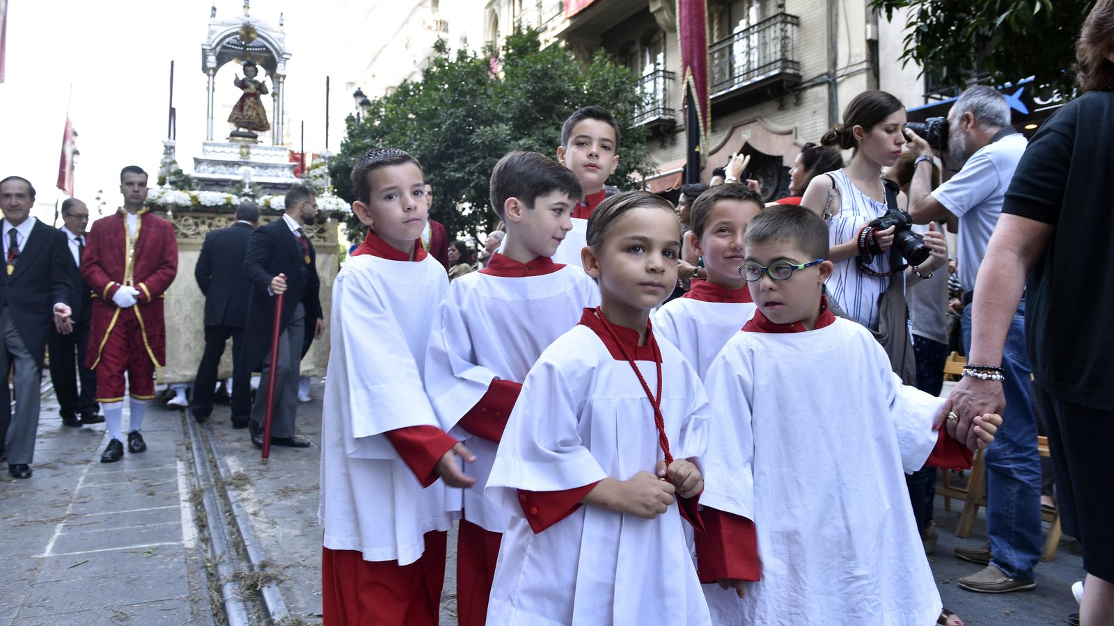 Los monaguillos que acompañan al Niño Jesús de la Sacramental del Sagrario.