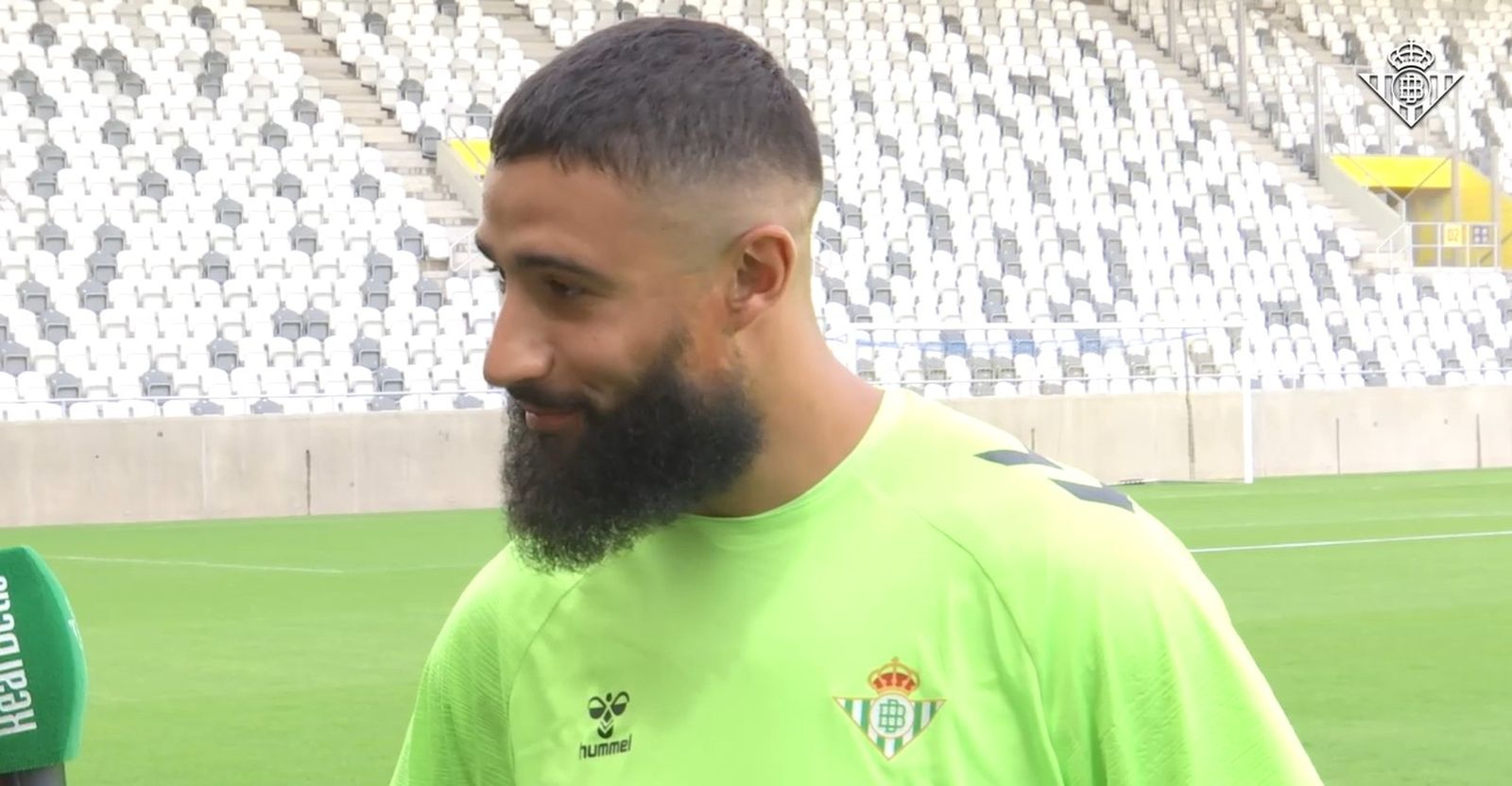 Nabil Fekir atendiendo a los medios oficiales del club en Eslovaquia