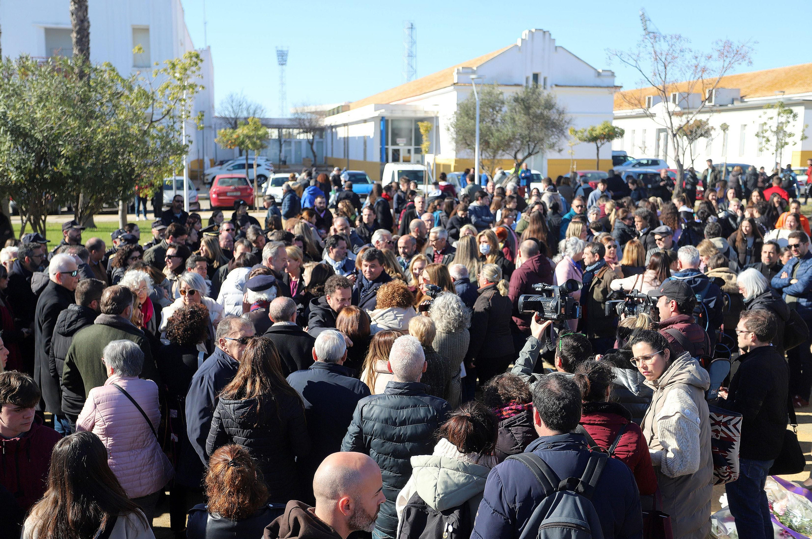 Imágenes del minuto de silencio guardado en la Universidad de Huelva en memoria de los estudiantes fallecidos en el incendio