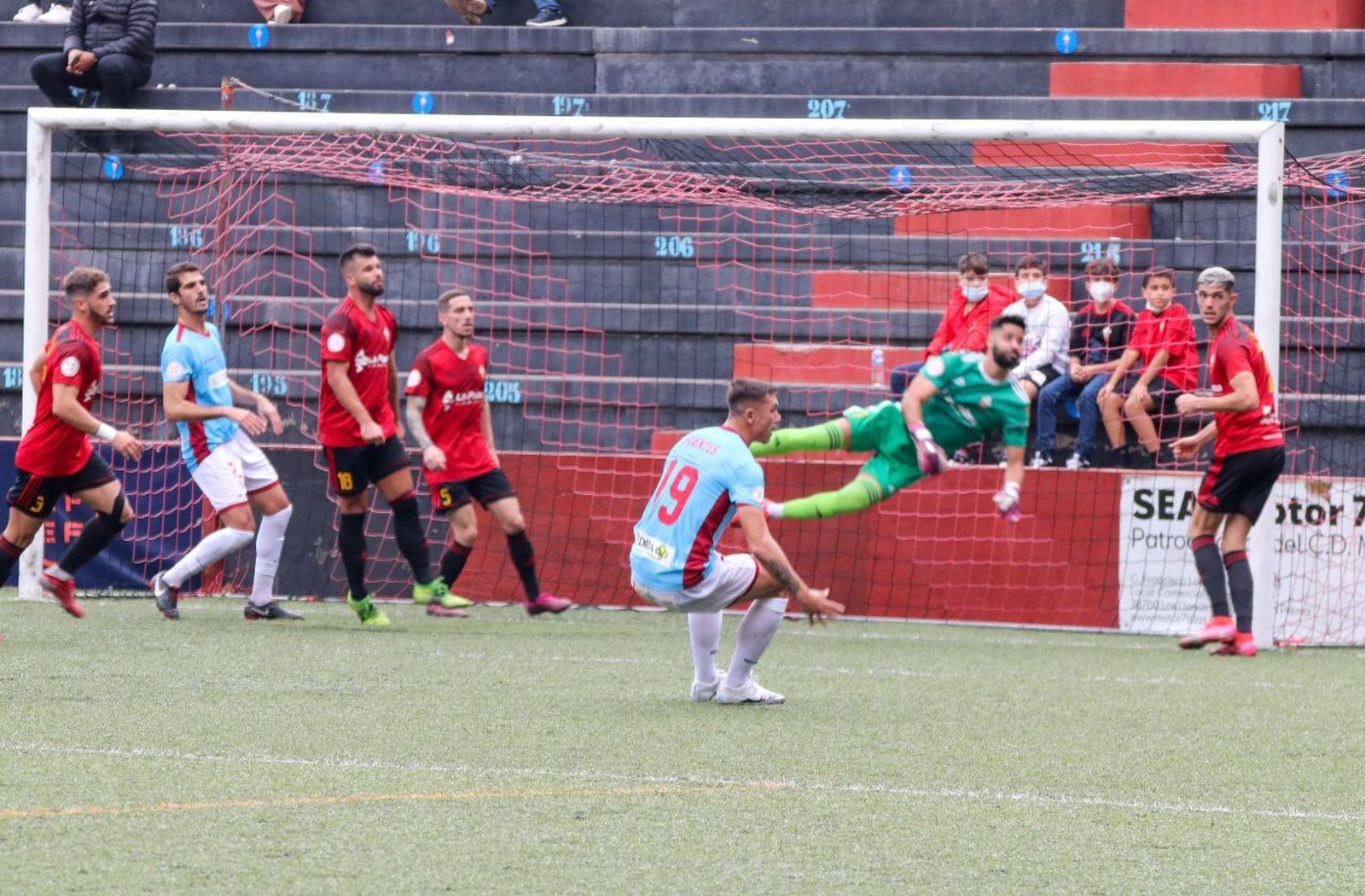 Adrián Fuentes se lamenta de una ocasión fallada ante el Mensajero.