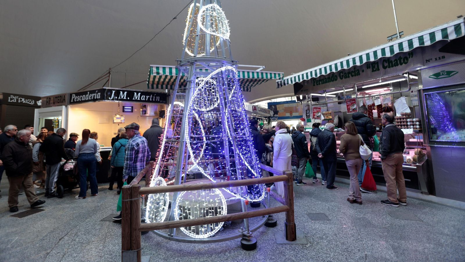 Árbol de Navidad en el centro del Ingeniero Torroja.