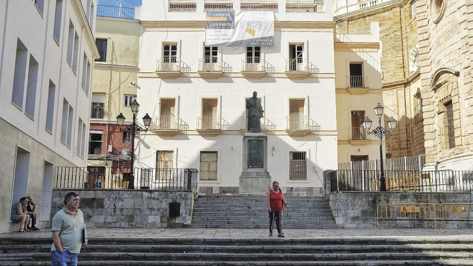 Imagen del edificio en venta junto a la Catedral esta mañana.