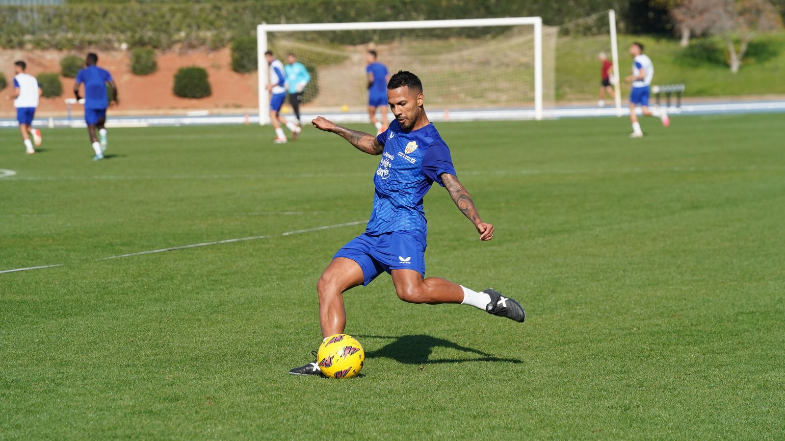 El canario conecta un pase con su zurda en las primeras sesiones junto con sus nuevos compañeros.