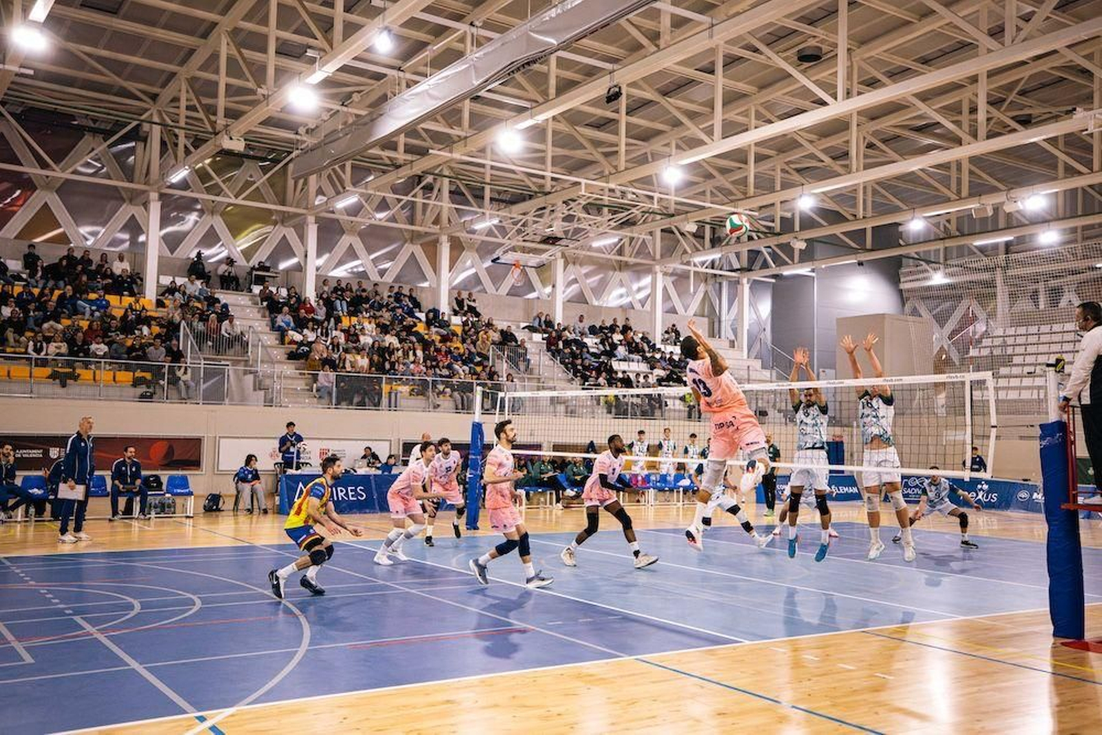 Un jugador del conjunto valenciano se dispone a realizar un remate durante el choque de los ahorradores.