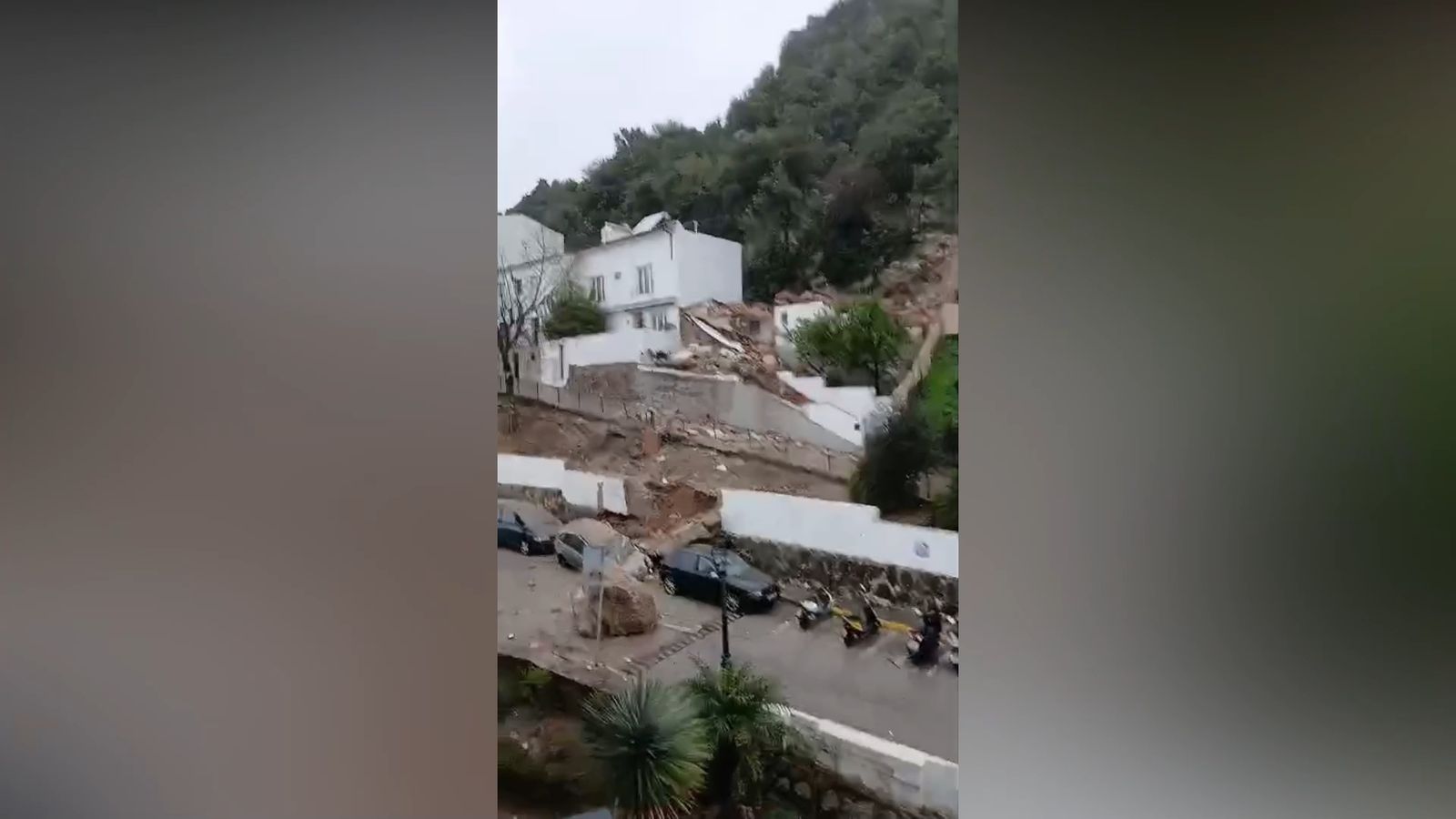 Colapsa una casa de Ubrique al desprenderse una gran roca