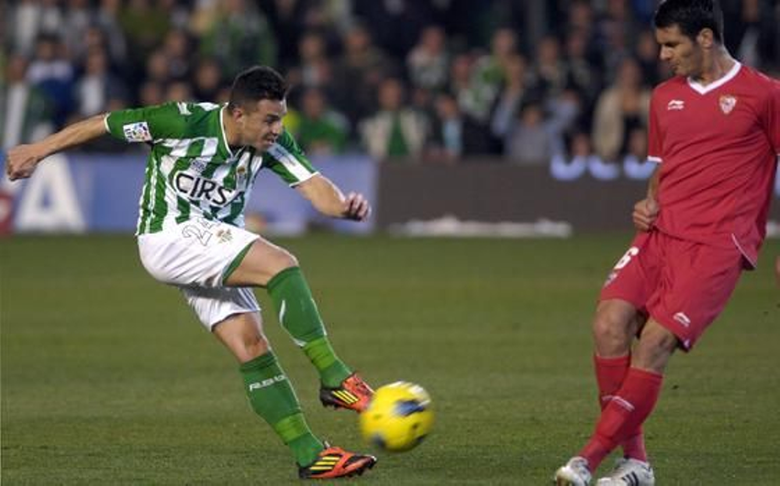 Betis y Sevilla empatan en el Benito Villamarín (1-1). / Manuel Gómez