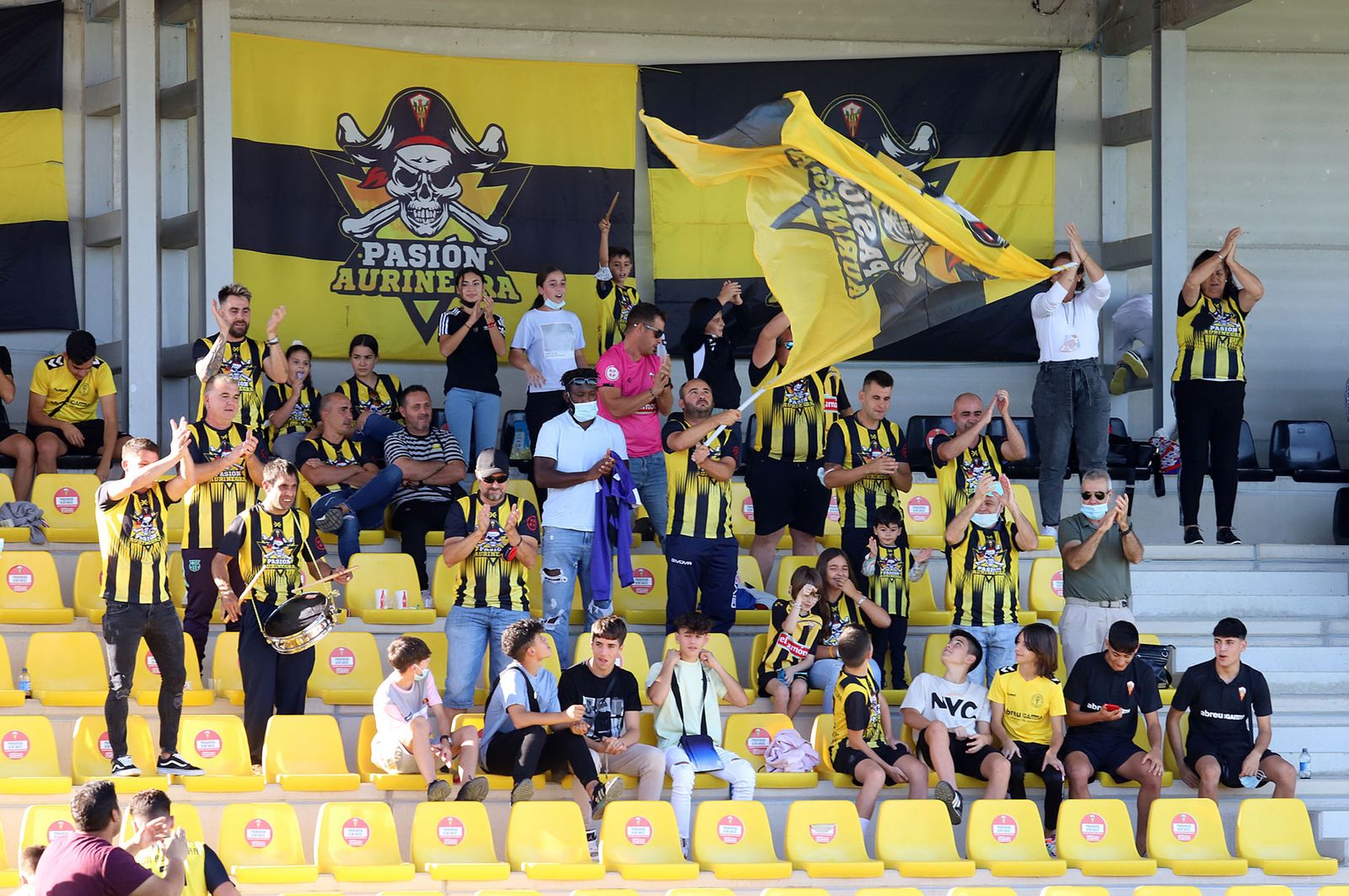 La afición lepera debe llevar a su equipo en volandas hacia la victoria.