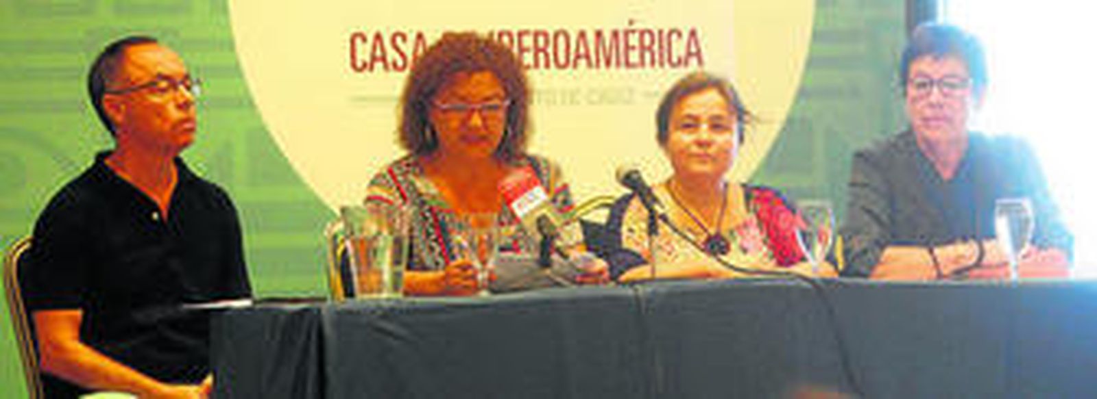 Juan José Aragón, y las concejalas Eva Tubío y Ana Camelo que flanquean a la artista Patricia Garzón.